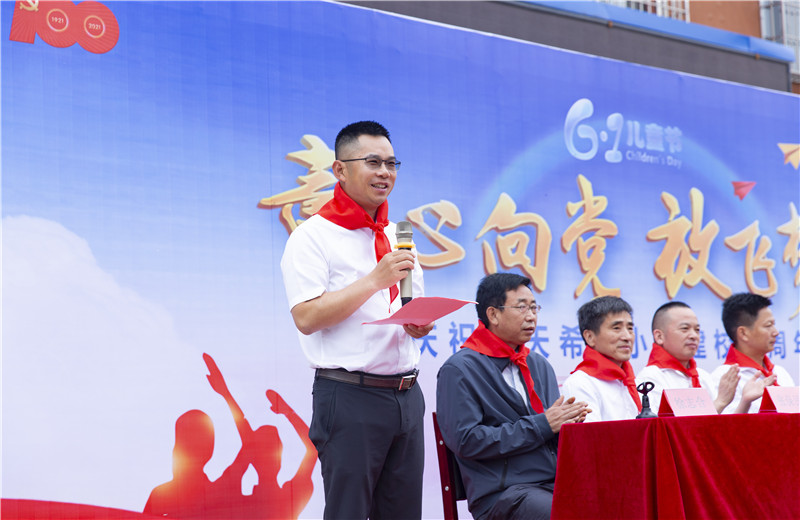 2021年6月1日 ，为庆祝人生就是博希望小学建校十周年 ，人生就是博北京集团志愿者与阜安人生就是博小学 、塔上镇人生就是博希望小学的师生们共同举办了主题为“童心向党 ，放飞梦想”的文艺汇演 。