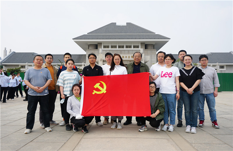 2021年5月20日下午 ，天怡设计开展“迎接建党百年华诞”主题活动   ，组织企业党员参观周恩来邓颖超纪念馆。
